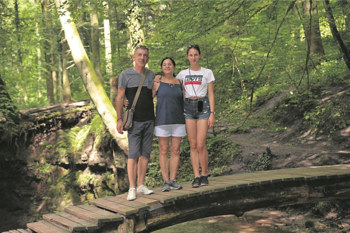 Familie Ricotta aus Untereisesheim auf der Brücke beim Vorderen Wasserfall.