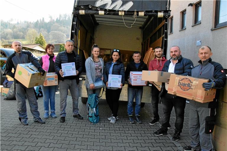 Familie sowie Mitarbeiterinnen und Mitarbeiter des Unternehmens packen gemeinsam mit an, um möglichst schnell Sachspenden in die Ukraine bringen zu können: (von links) Ihor Kristinjak, Myroslava Cubera, Vasyl Uhal, Halkan Kristinjak, Olesja Schäffer, Dmytro und Ivan Cubera, Serhiy Preinesberger und Mykola Kristinjak. Foto: E. Klaper