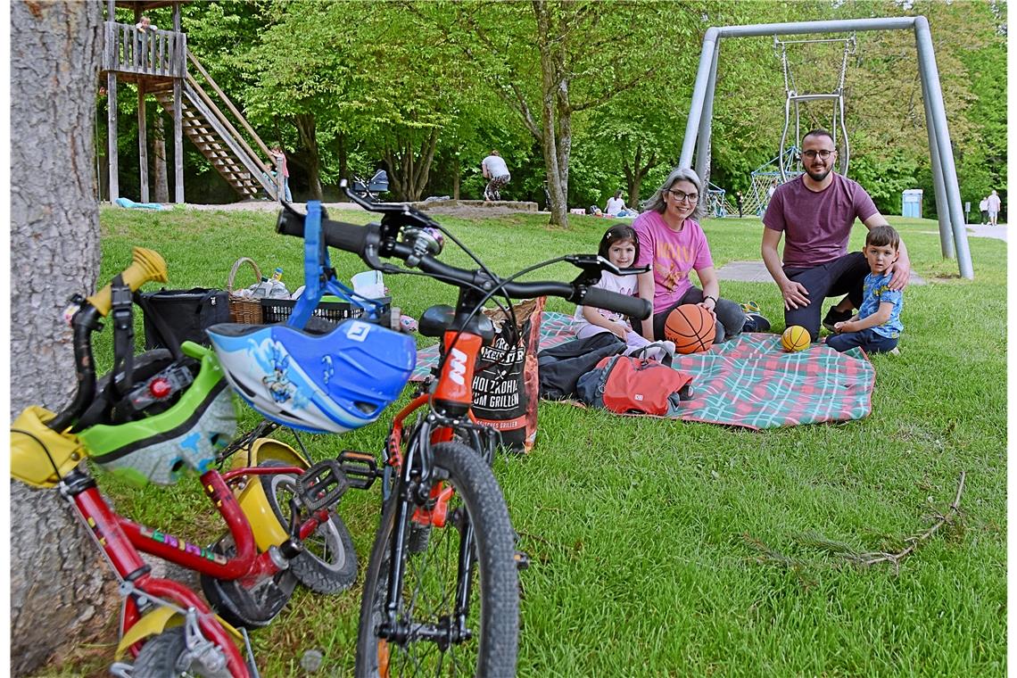 Familie Soytürk aus Weissach im Tal weiß die Spielanlagen auf dem Waldspielplatz zu schätzen. Foto: Tobias Sellmaier