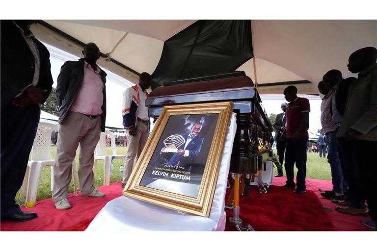 Familie und Freunde stehen vor dem Sarg des kenianischen Sportlers Kelvin Kiptum.