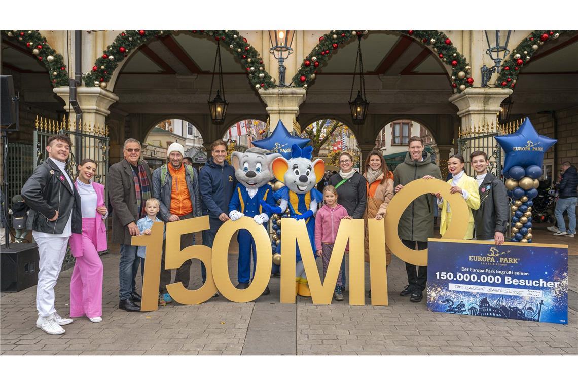 Familie Walser wird am Eingang des Europa-Parks von der Inhaberfamilie Mack begrüßt. Michelle Walser wurde als 150-millionste Besucherin des Parks gezählt.