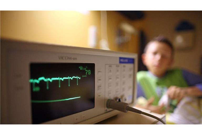 Familien, deren Kinder aufgrund von Fehlbildungen, schweren Atemwegserkrankungen oder nach einem Unfall intensivmedizinisch betreut werden müssen, nutzen einen Kinderintensivpflegedienst vor Ort.