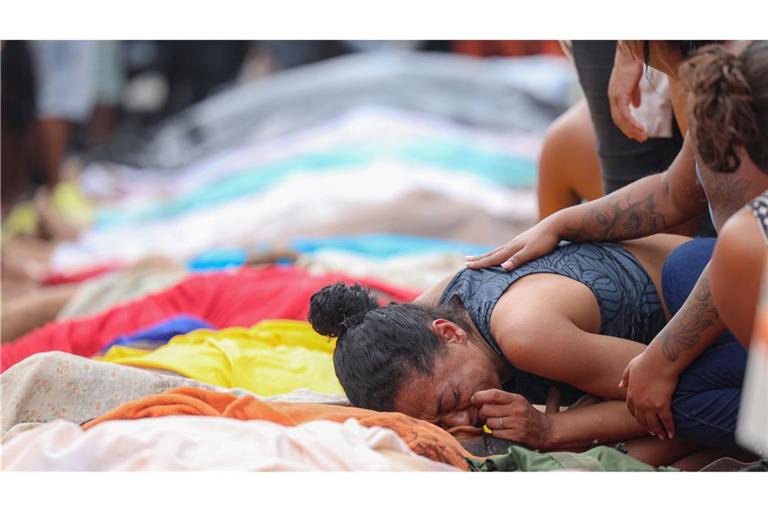 Lula: Organisiertes Verbrechen darf nicht Familien zerstören Familien trauern um ihre bei dem Einsatz getöteten Angehörigen.