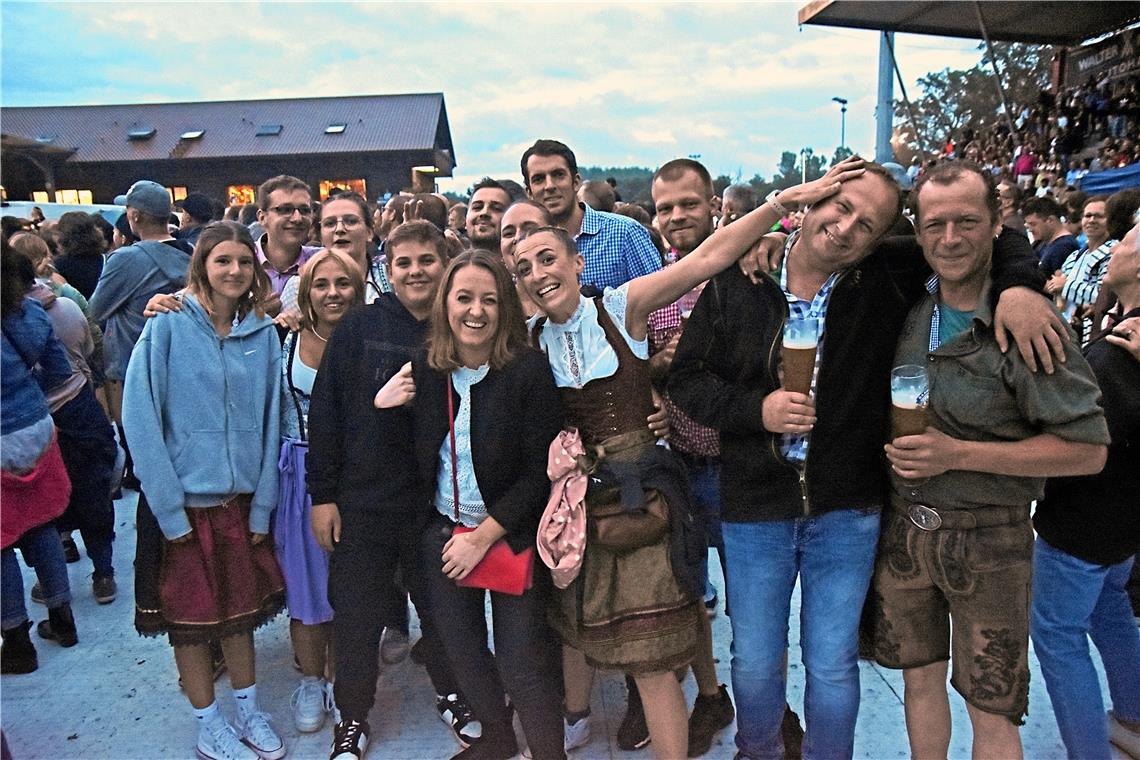 Familien und Freunde besuchten gemeinsam das Schlagerkonzert im Aspacher Stadion...