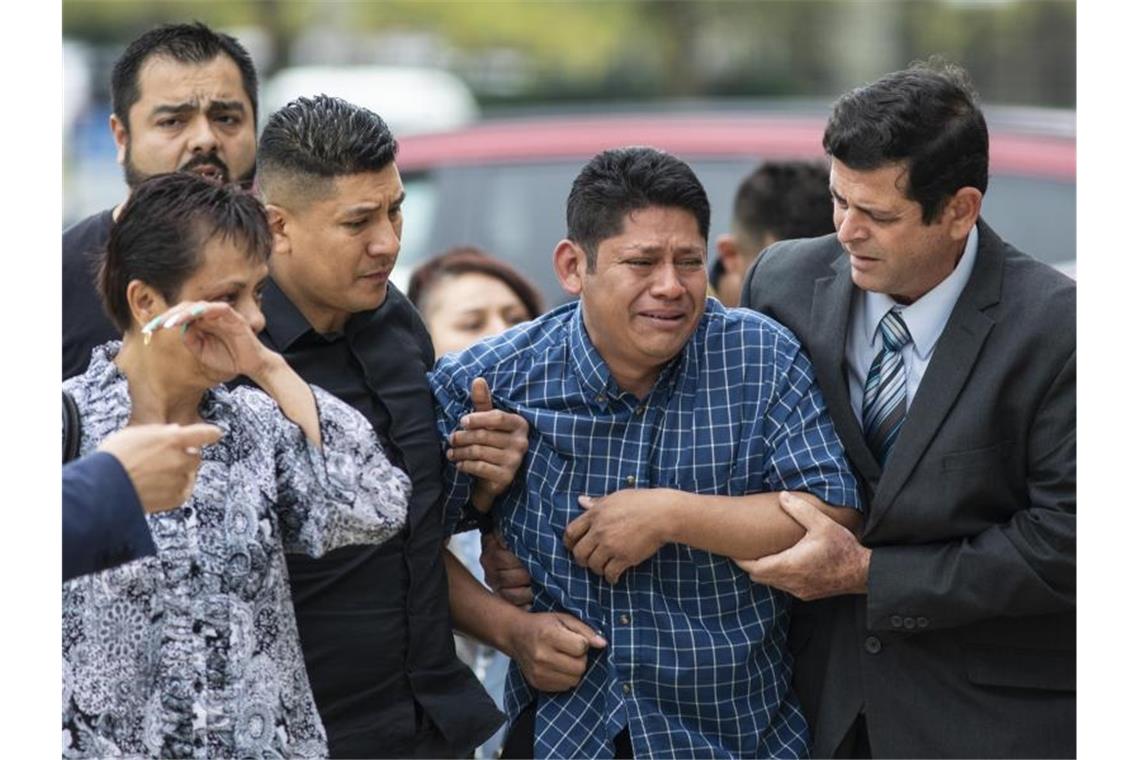 Schwangere ermordet und Baby aus dem Bauch geschnitten Familienangehörige treffen am Büro des Gerichtsmediziners von Cook County ein. Foto: Ashlee Rezin/Chicago Sun-Times