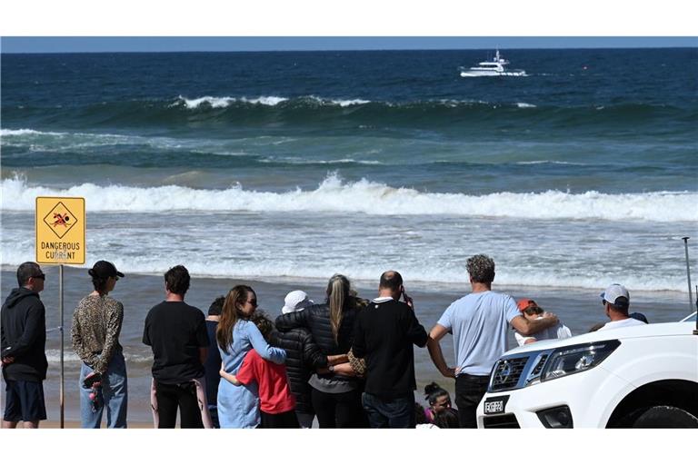 Familienangehörige und Freunde trauerten am Strand um das Opfer.