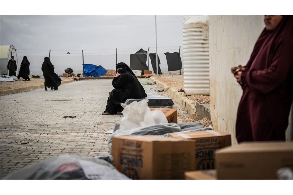 Familienangehörige von Kämpfern des Islamischen Staates im Lager Ak Burhan in Syrien, nachdem sie aus dem Lager al-Hol in der nördlichen Provinz Aleppo verlegt wurden.