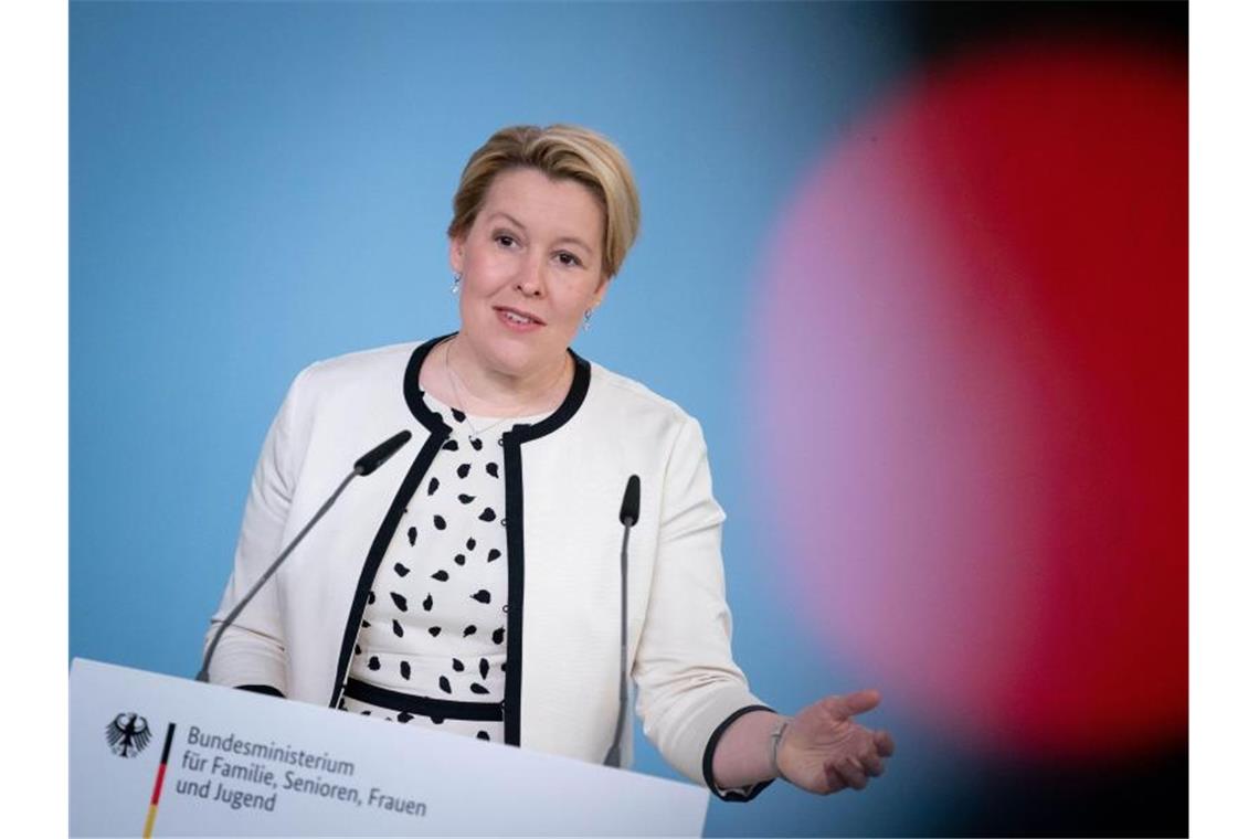 Familienministerin Franziska Giffey gab erste Einzelheiten zum geplanten Kinderbonus bekannt. Foto: Kay Nietfeld/dpa