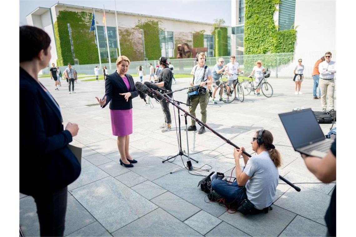 Familienministerin Franziska Giffey hat angekündigt, dass der Bonus für Familien im September und Oktober ausgezahlt werden soll. Foto: Kay Nietfeld/dpa