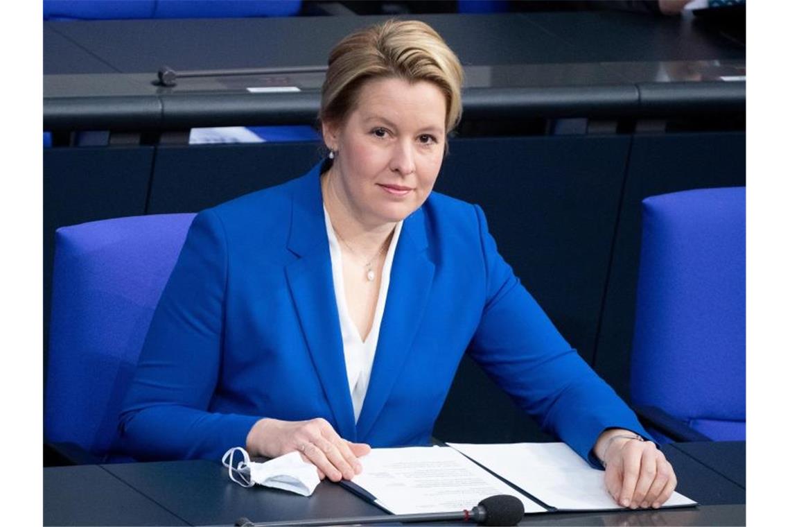 Giffey fürchtet Zunahme häuslicher Gewalt an Weihnachten Familienministerin Franziska Giffey (SPD) befürchtet eine Zunahme von häuslicher Gewalt an Weihnachten. Foto: Kay Nietfeld/dpa/Archiv