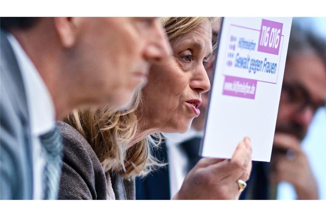 Familienministerin Karin Prien wirbt für das Hilfetelefon. Frauen können sich dort anonym melden, wenn sie beispielsweise von ihrem Partner bedroht oder geschlagen werden.