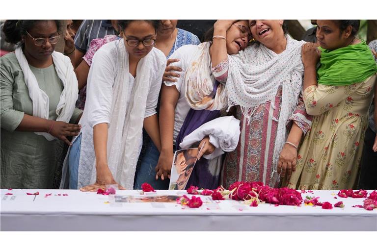 Familienmitglieder eines Opfers des Air-India-Flugzeugabsturzes vom 12. Juni trauern während der Beisetzung. (Archivbild)