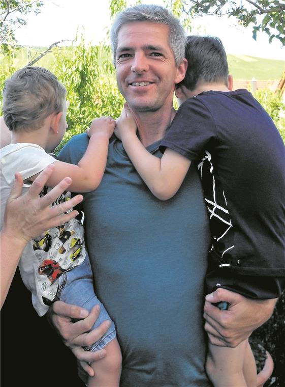 Hilfe, wenn nichts mehr geht Familienpfleger wie Harald Kugler-Streng sind in Notsituationen eine wertvolle Hilfe bei der Haushaltsführung und Kinderversorgung. Sie müssen sich auf die Bedürfnisse der Eltern und Kinder einstellen. Kugler-Streng genießt seine Arbeit und das in ihn gesetzte Vertrauen. Foto: A. Hohnerlein