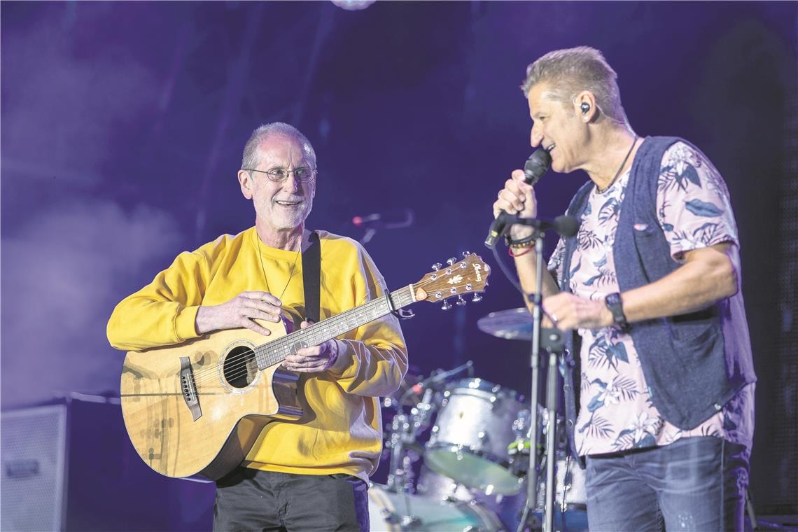 Familientreffen auf der Bühne: Pur-Sänger Hartmut Engler (rechts) begrüßt seinen Bruder Peter, der zusammen mit Schülern ein Lied gegen den Klimawandel vorträgt.