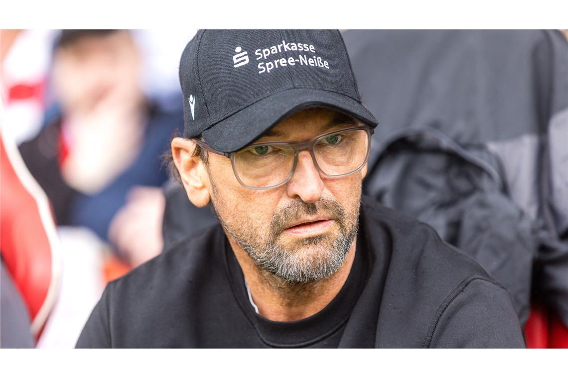 Fand deutliche Worte zum Rassismusvorfall in München: Energie-Trainer Claus-Dieter Wollitz. (Archivbild)