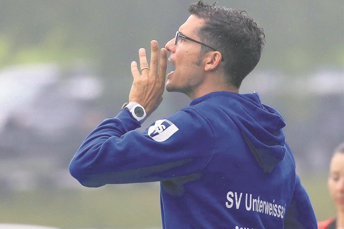 Fand fürs torreiche Nachbarschaftsduell offenbar die richtigen Worte: SVU-Trainer Giuseppe Iorfida. Unterweissach bezwang Steinbach mit 5:4 und feierte seinen ersten Saisonsieg. Foto: A. Becher