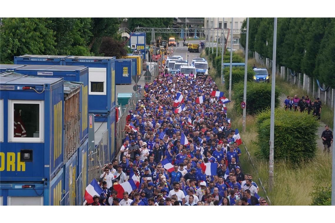 Franzosen feiern eine friedliche Fußballparty Fanmarsch der Franzosen zum Stadion