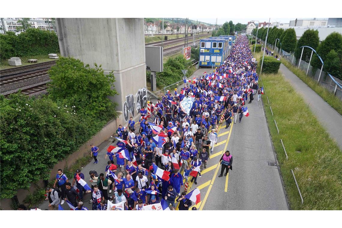 Franzosen feiern eine friedliche Fußballparty Fanmarsch der Franzosen zum Stadion