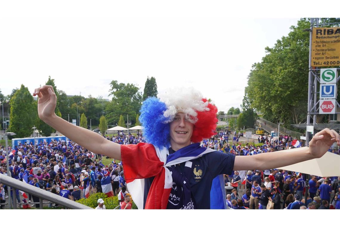 Franzosen feiern eine friedliche Fußballparty Fanmarsch der Franzosen zum Stadion