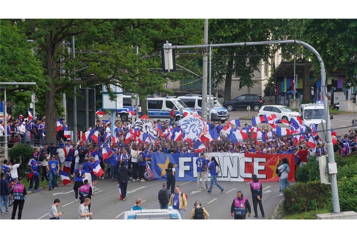 Franzosen feiern eine friedliche Fußballparty Fanmarsch der Franzosen zum Stadion