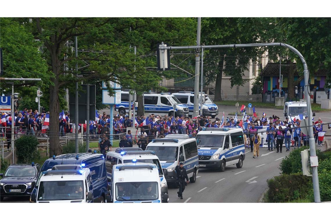 Franzosen feiern eine friedliche Fußballparty Fanmarsch der Franzosen zum Stadion