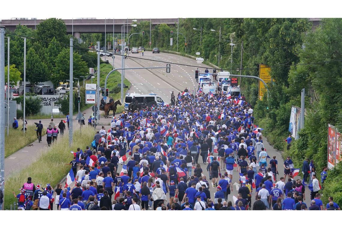 Franzosen feiern eine friedliche Fußballparty Fanmarsch der Franzosen zum Stadion