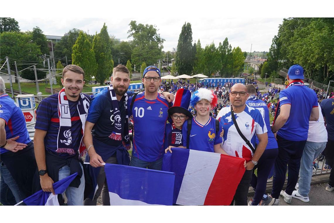 Franzosen feiern eine friedliche Fußballparty Fanmarsch der Franzosen zum Stadion