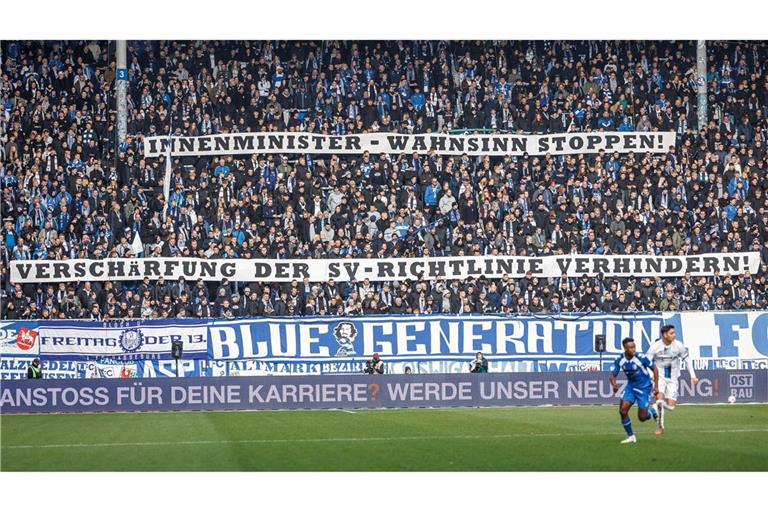 Fanproteste beim Zweitliga-Spiel 1. FC Magdeburg - SC Paderborn. (Archivfoto)