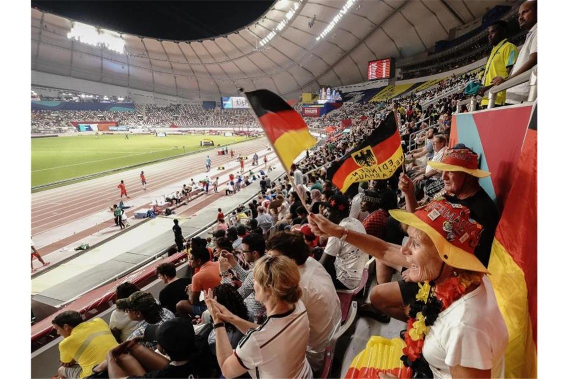 Fans aus Deutschland beobachten den Wettkampf im Khalifa International Stadium. Foto: Michael Kappeler