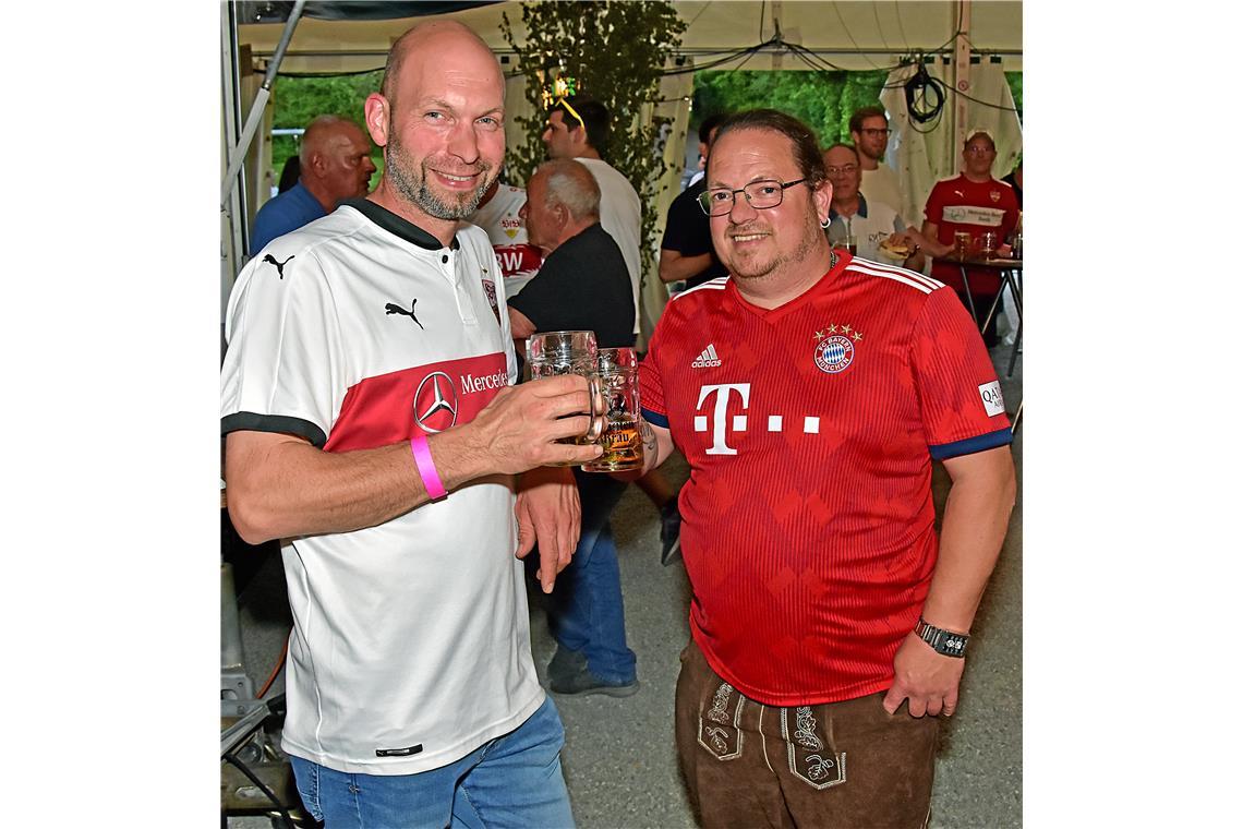 Fans beider Mannschaften genießen einen tollen Fußballabend - hier Markus Bäßler...