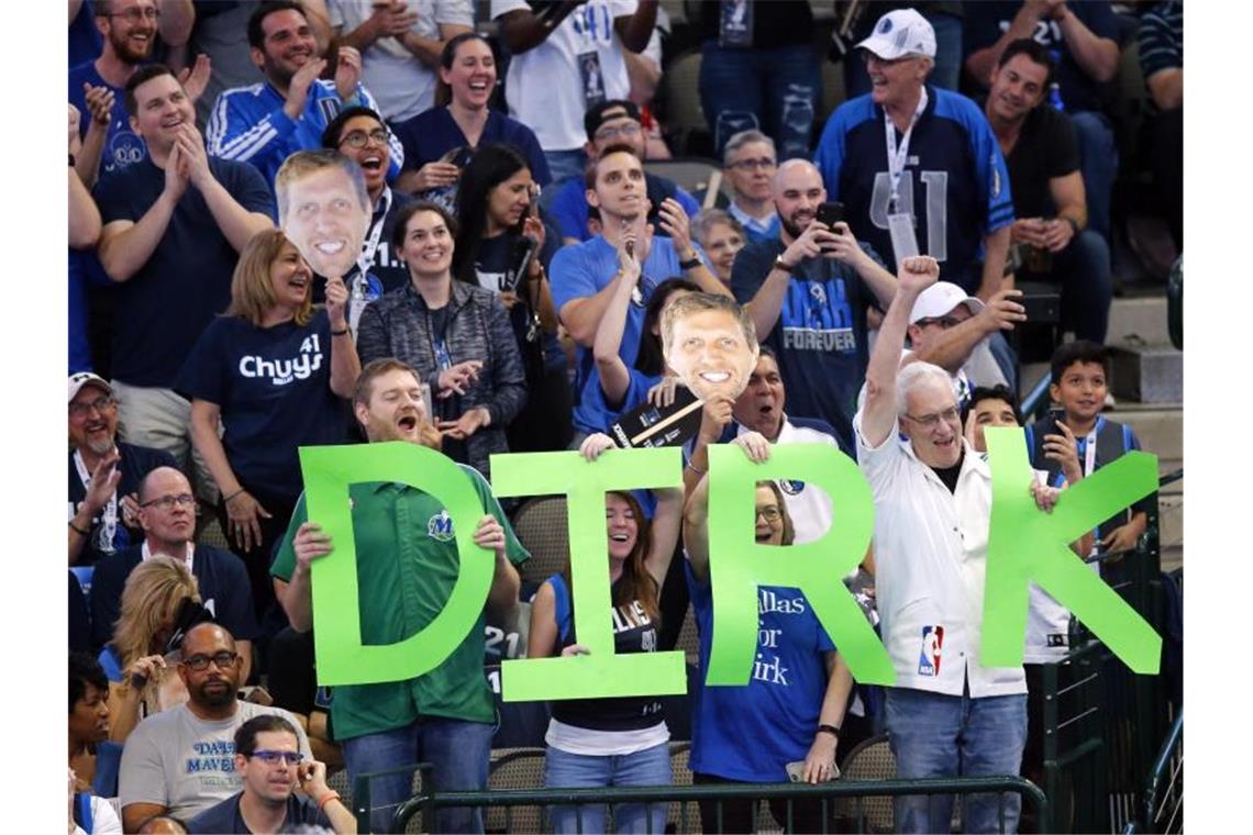 Fans der Dallas Mavericks feiern Dirk Nowitzki bei seinem letzten Heimspiel 2019. Foto: Tom Fox/The Dallas Morning News/AP/dpa