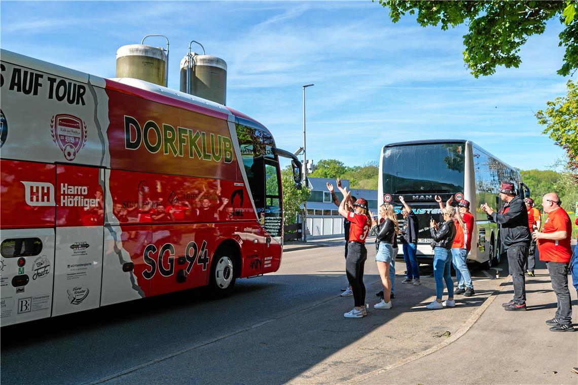 Fans der SG Sonnenhof verabschieden den Mannschaftsbus auf den Weg nach Mainz. 