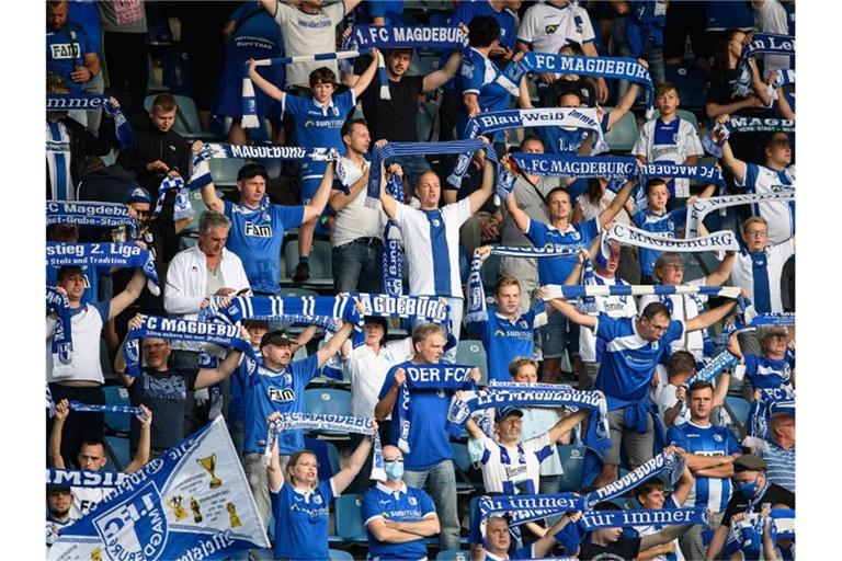Fans des 1. FC Magdeburg beim Pokalspiel gegen Darmstadt. Auch in dieser Woche geht die Debatte um Zuschauer in den Stadien weiter. Foto: Swen Pförtner/dpa