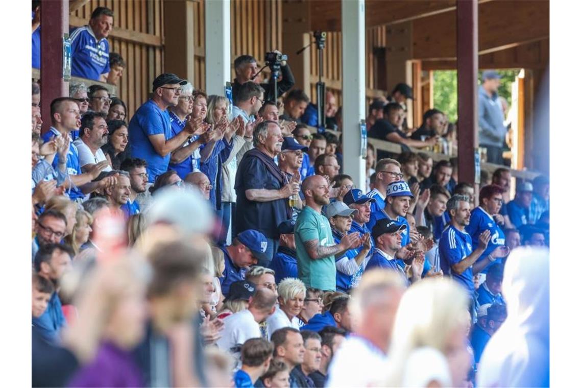 „Jeder hat wieder Bock“ auf Zuschauer - doch Skepsis bleibt Fans des FC Schalke beim Testspiel gegen Schachtjor Donezk in Österreich. Foto: Tim Rehbein/dpa