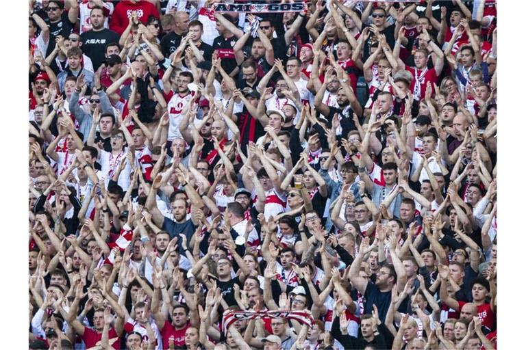 Fans des VfB Stuttgart stehen im Fanblock. Foto: Tom Weller/dpa/Archivbild