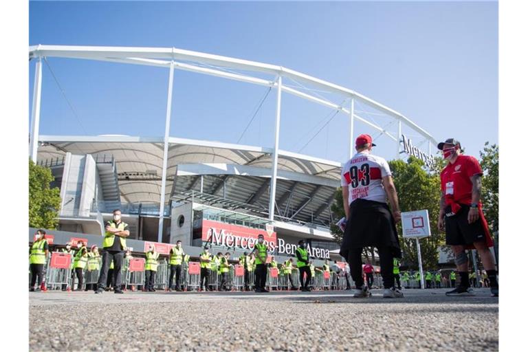 Fans des VfB Stuttgart stehen vor dem Einlass vor der Mercedes-Benz Arena. Foto: Tom Weller/dpa/Aktuell