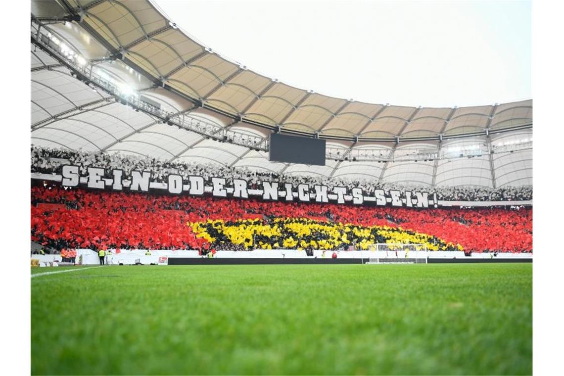 Fans des VFB Stuttgart in der Mercedes-Benz Arena. Foto: Tom Weller/dpa/Archivbild