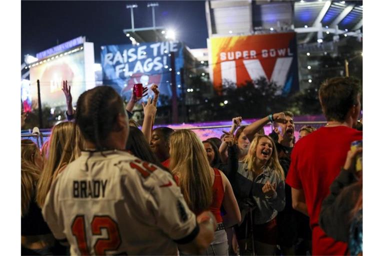 Fans feiern den Sieg der Tampa Bay Buccaneers vor dem Rymond James Stadion. Foto: Ivy Ceballo/Tampa Bay Times via ZUMA Wire/dpa