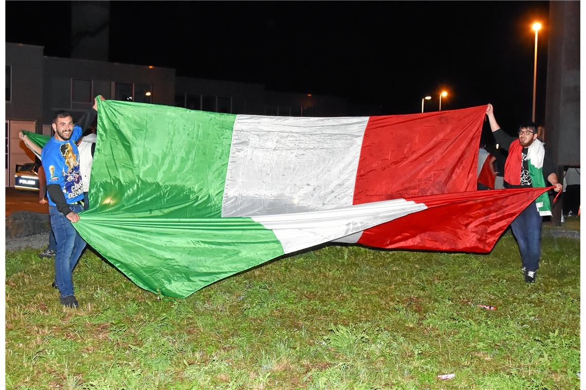 Fans feiern in Backnang den Sieg von Europameister Italien, 