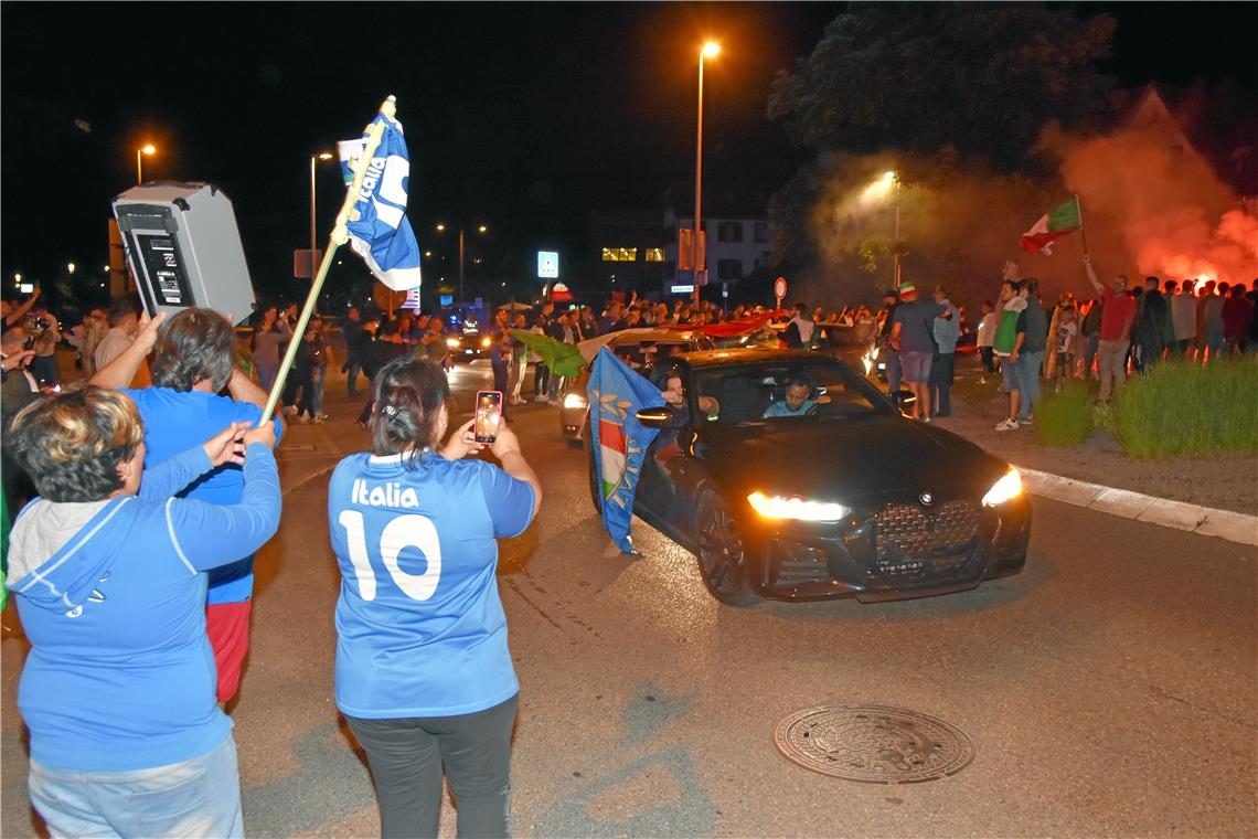 Fans feiern in Backnang den Sieg von Europameister Italien, 