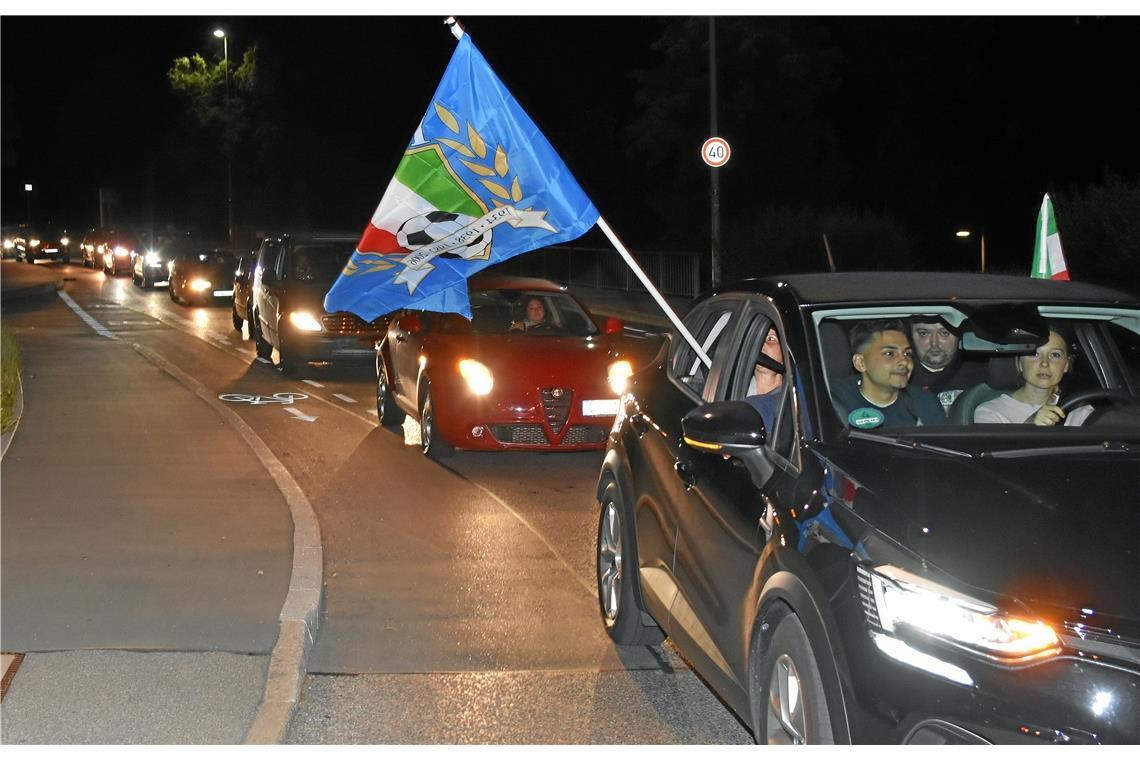 Fans feiern in Backnang den Sieg von Europameister Italien, 