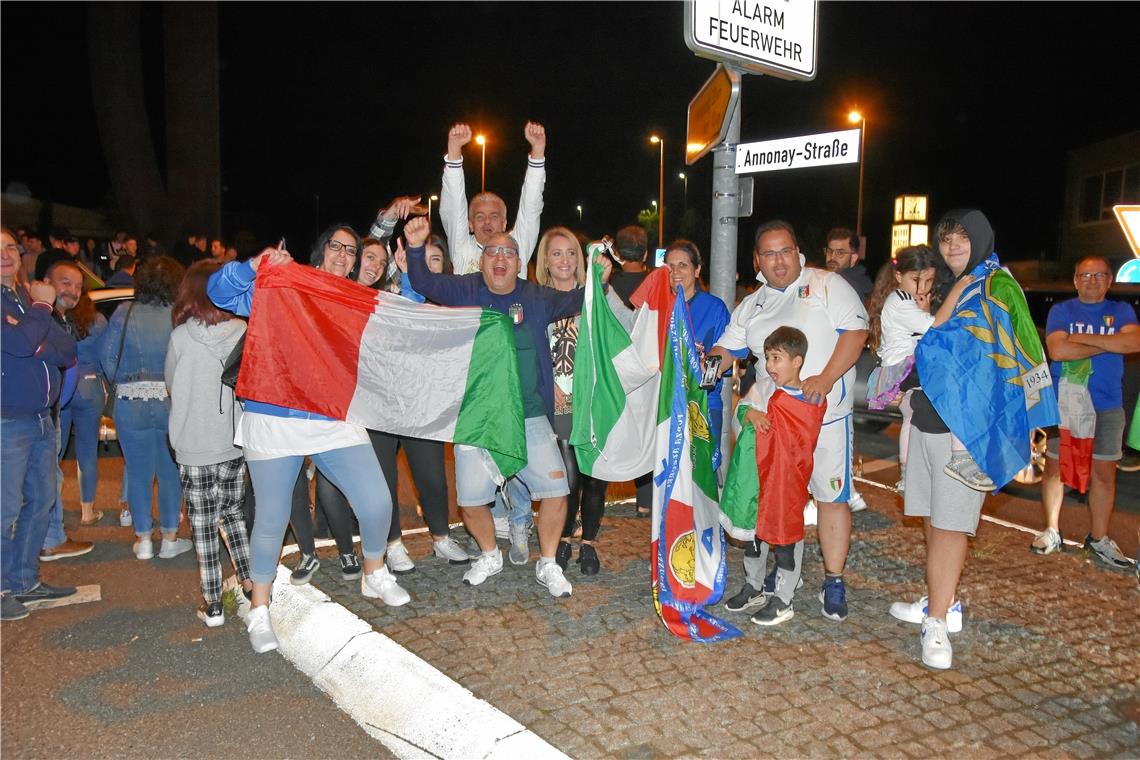Fans feiern in Backnang den Sieg von Europameister Italien, 