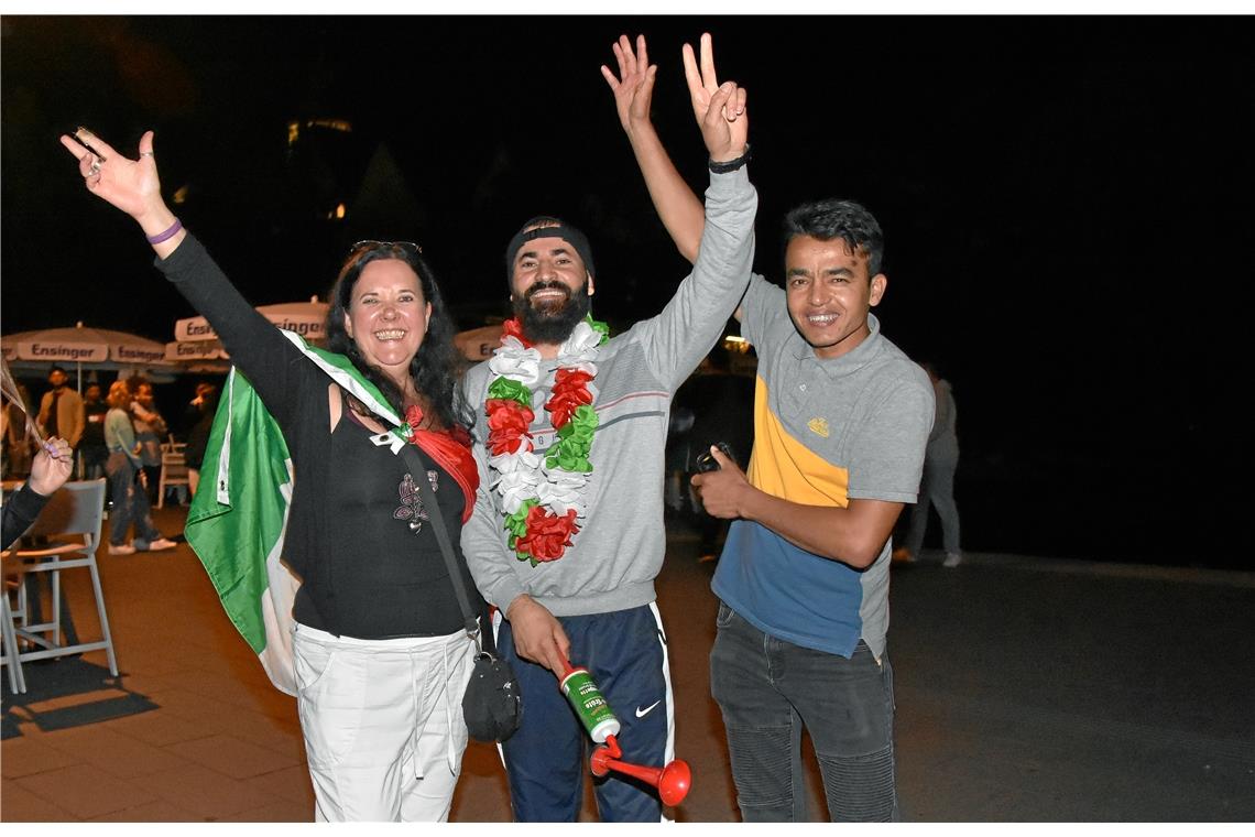 Fans feiern in Backnang den Sieg von Europameister Italien.