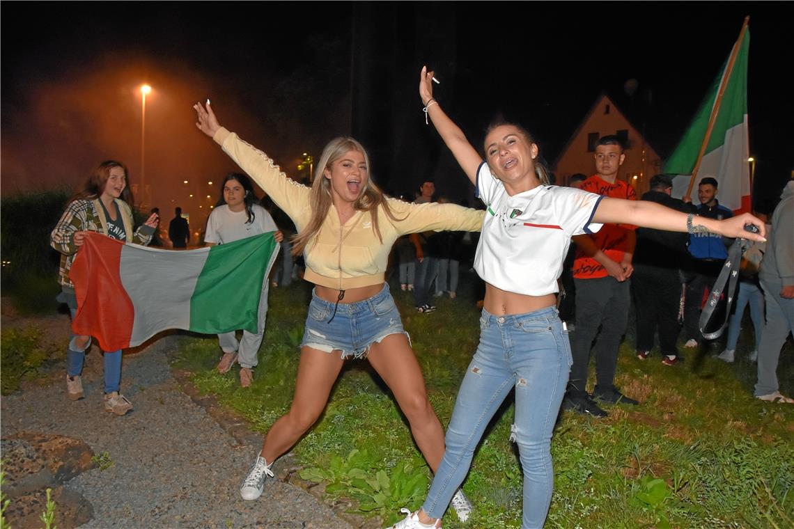 Fans feiern in Backnang den Sieg von Europameister Italien.