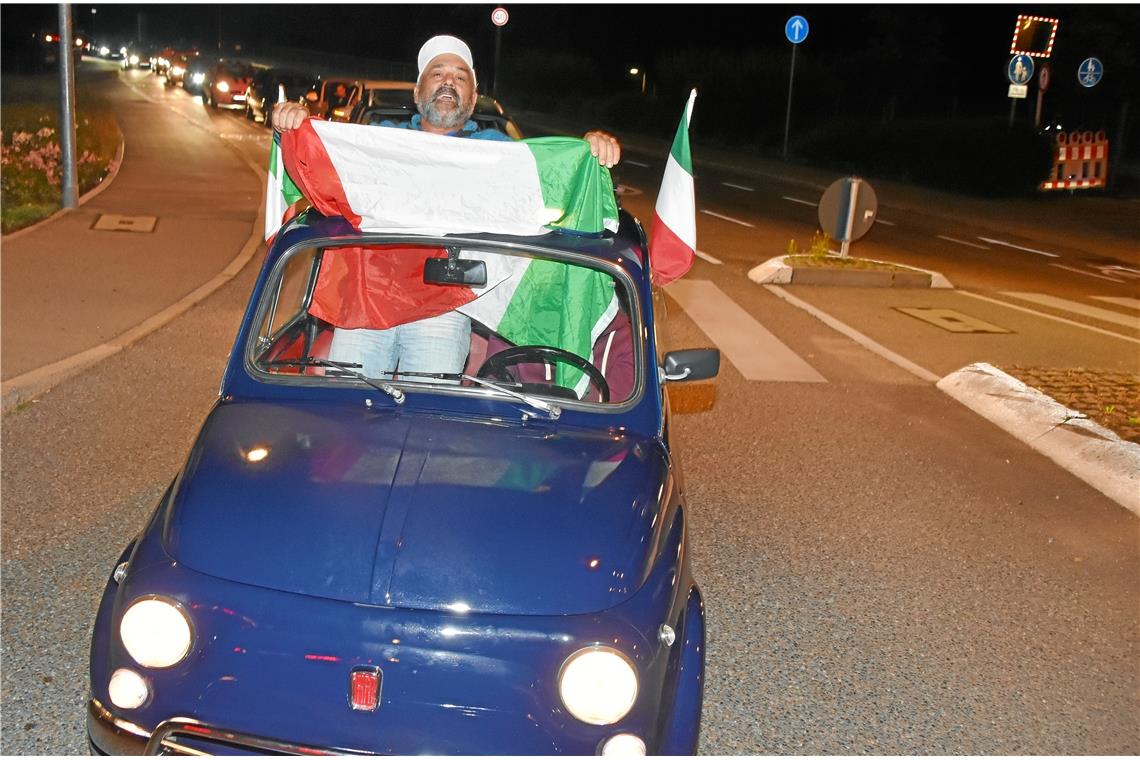 Fans feiern in Backnang den Sieg von Europameister Italien, SK