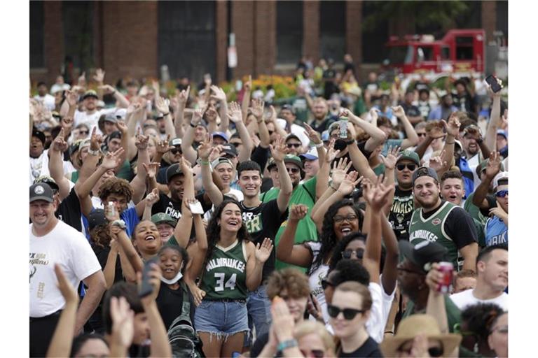 Fans feiern in Milwaukee den NBA-Titel der Bucks. Foto: Aaron Gash/AP/dpa