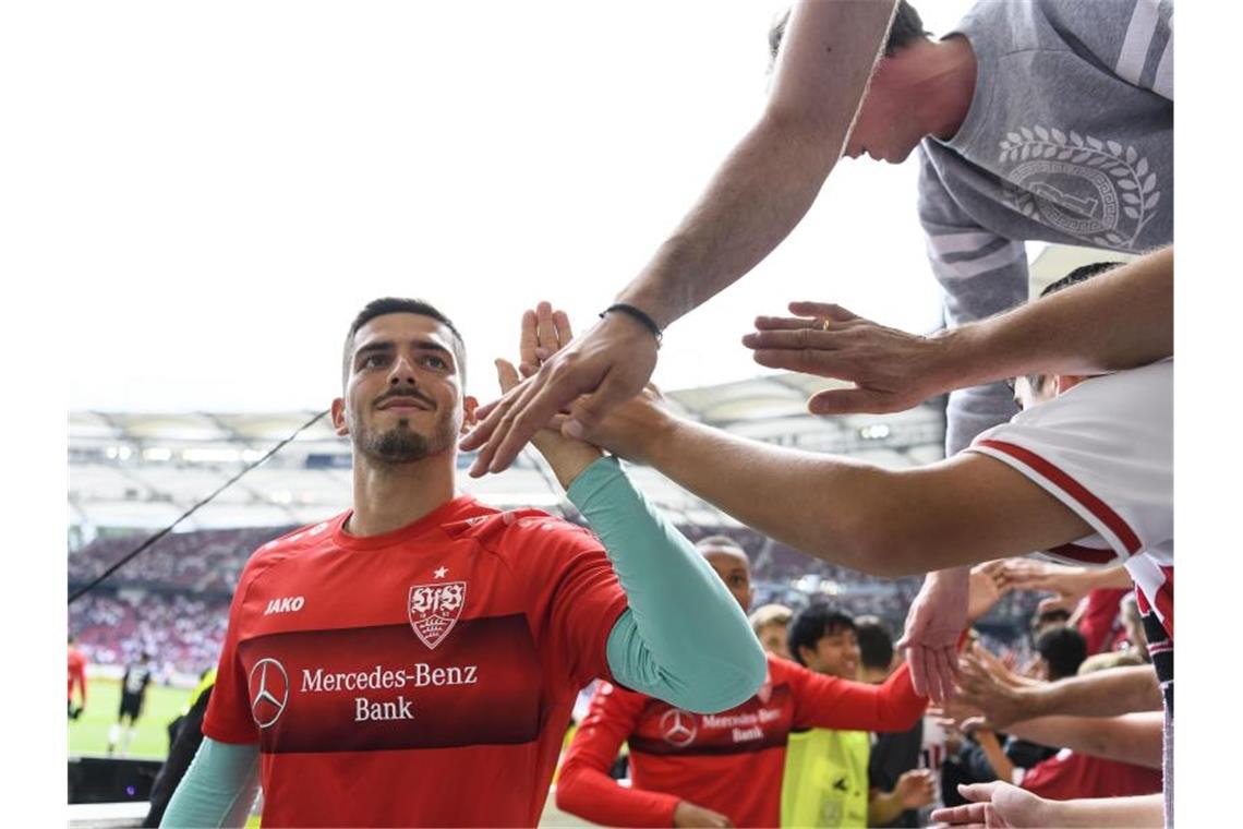 Pokal-Aus nach Eigentor: Stuttgart verliert in Leverkusen Fans feiern nach Abpfiff mit Stuttgarts Fabian Bredlow. Foto: Edith Geuppert/dpa/Archivbild