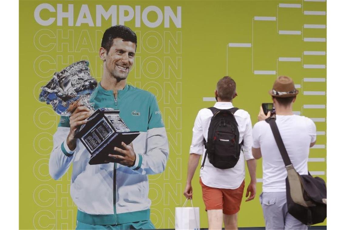 „Nicht perfekt“ - Zverev nach Matchball kurz verwirrt Fans fotografieren vor den Erstrundenspielen bei den Australian Open in Melbourne ein Poster mit Novak Djokovic aus Serbien. Foto: Hamish Blair/AP/dpa