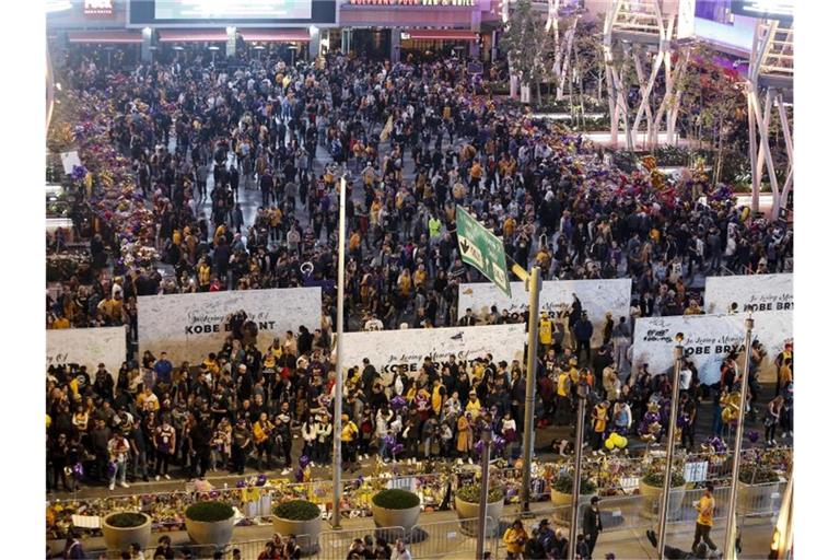 Fans gedenken vor dem Staples Center Kobe Bryant und dessen Tochter Gianna. Foto: Ringo H.W. Chiu/AP/dpa