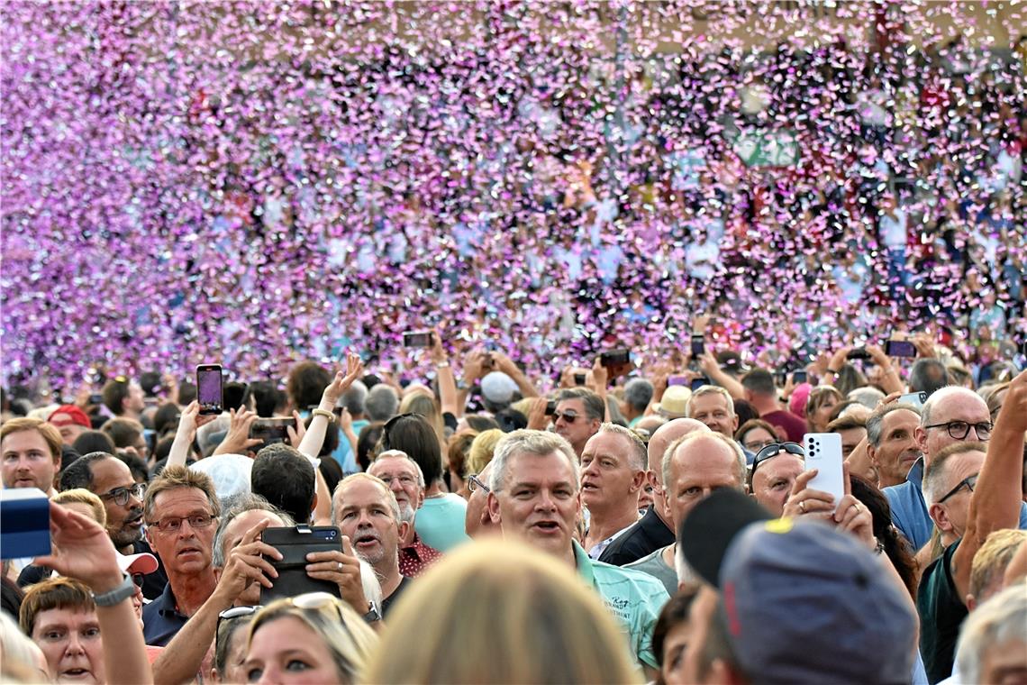 Fans, Glitzer und Konfettiregen wie ein "Mosaik".